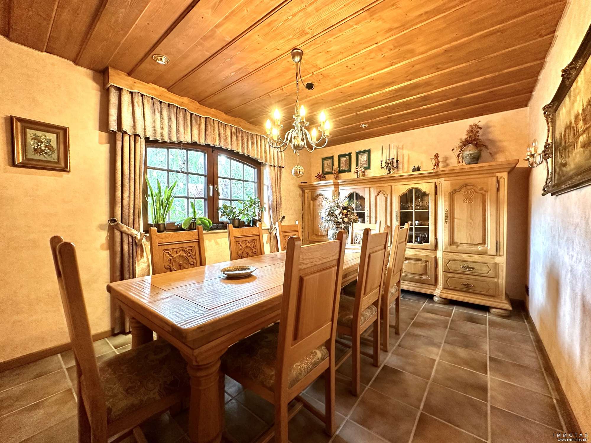 Immobilie in Glees - Repräsentatives Einfamilienhaus mit Einliegerwohnung, Garage und schönem Außenbereich - Bild 1