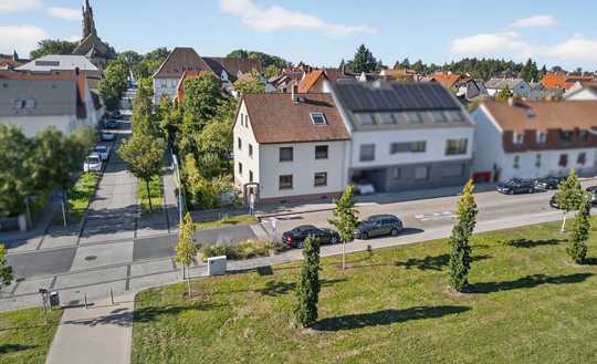 Eckgrundstück mit zusätzlichen Bebauungsmöglichkeiten - gegenüber Parkanlage, 2 FH mit Traum-Garten!