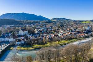 Freistehendes Ein- / Zweifamilienhaus in 1. Isarreihe.  Blick zum Kalvarienberg und zur Isarbrücke – Die vollständige Adresse der Immobilie erhältst du vom Anbieter., 83646 Bad Tölz – Vorschaubild 2