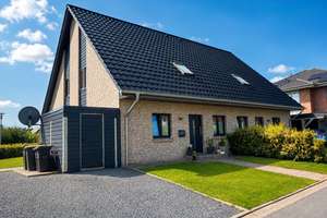 Moderne Doppelhaushälfte mit Garten, Dachstudio und hochwertiger Einbauküche in Wees