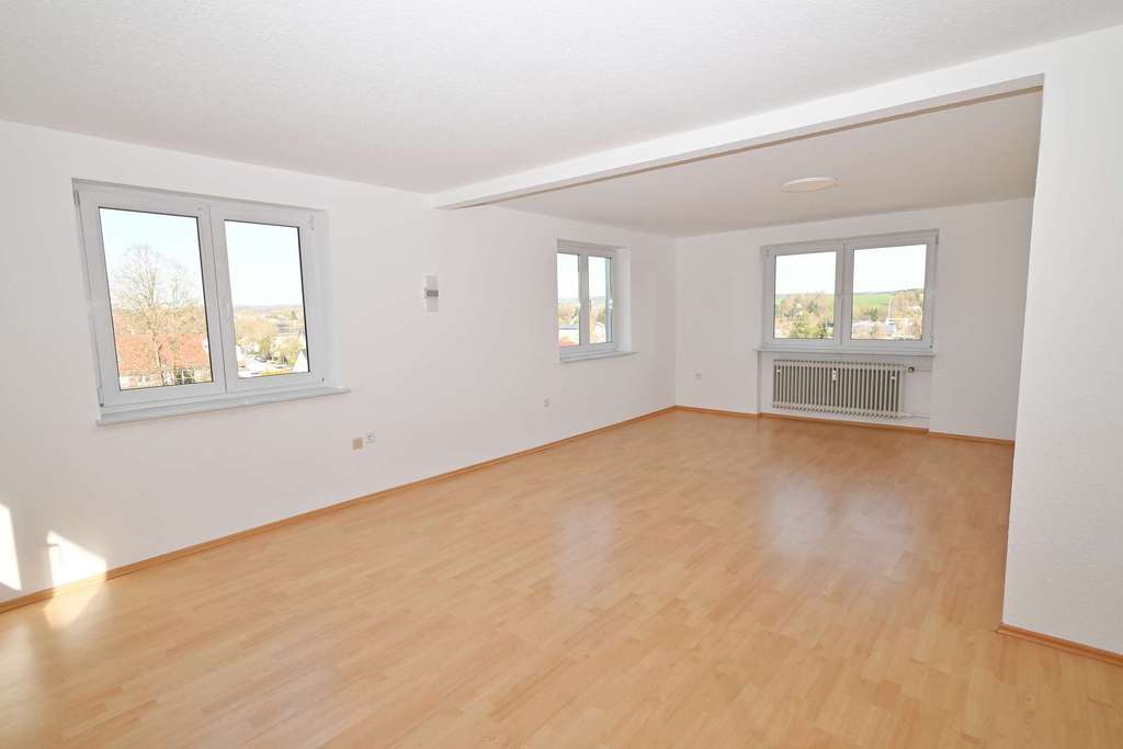 Immobilie in Meßkirch - Frisch renoviert & bezugsfrei: 4-Zimmer-Wohnung mit Balkon und Stellplatz - Bild 1