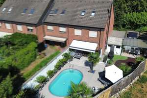 Exklusives Reihenendhaus auf Erbpacht – Pool, Sauna & sofort einzugsbereit!