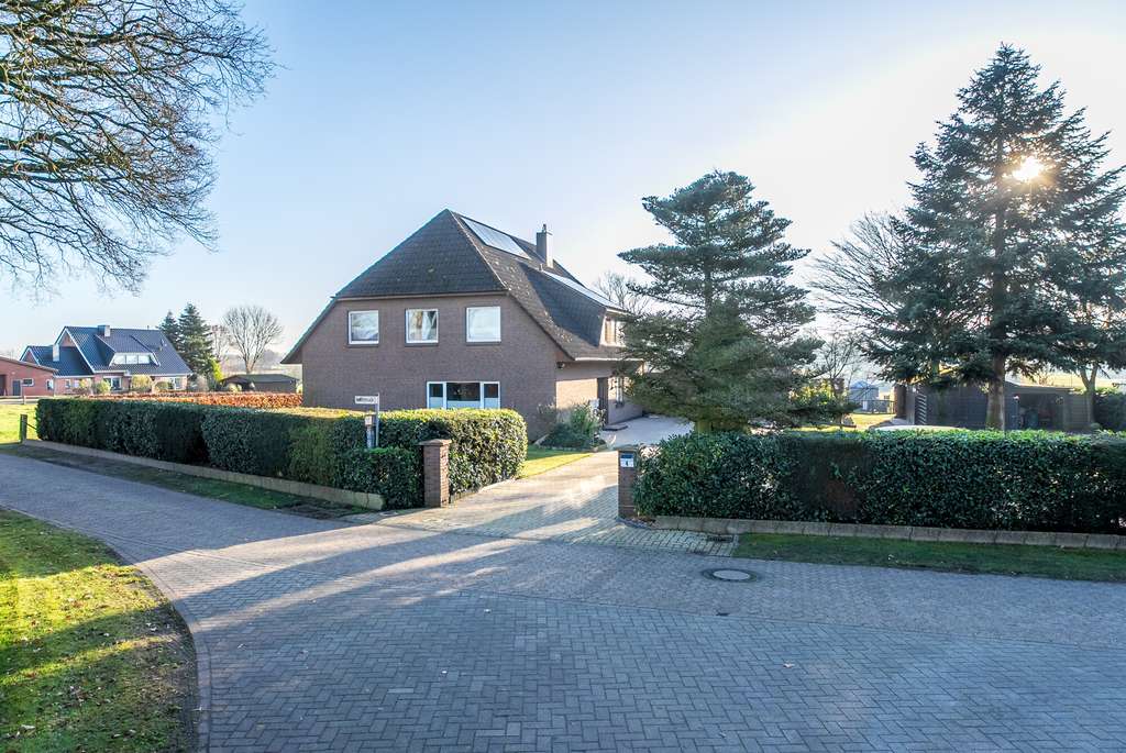 Immobilie in Hatten - Hochwertiges Zweifamilienhaus mit großem Grundstück in Hatten - Bild 2