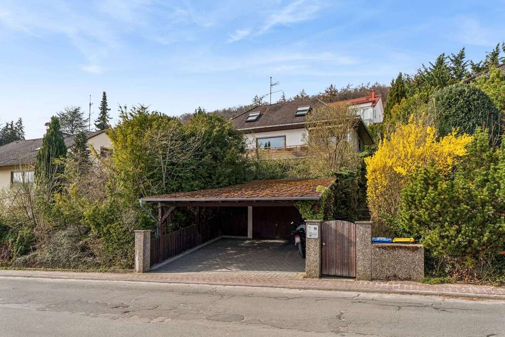 Immobilie in Niedernhausen - Geräumiges Einfamilienhaus mit Einliegerwohnung mit Traumblick in Niedernhausen-Engenhahn - Bild 2