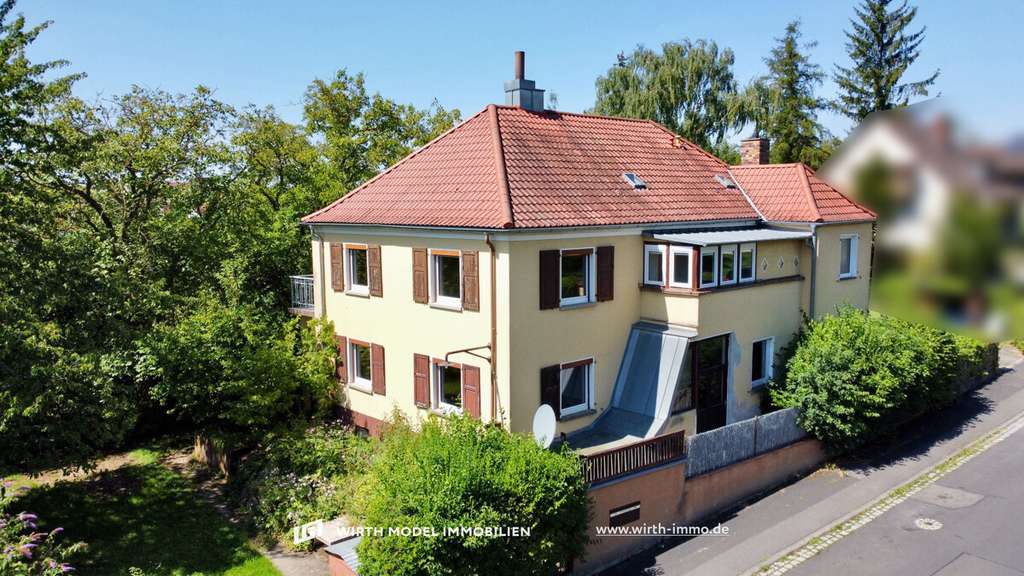 Immobilie in Schweinfurt - 1.139 m² Grundstücksfläche mit Dreifamilienhaus und Doppelgarage an der Haardt - Bild 1