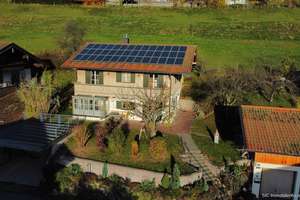 Familiengerechtes Einfamilienhaus mit Garten, Doppelgarage und Doppelcarport in sonniger Lage – Die vollständige Adresse der Immobilie erhältst du vom Anbieter., 83313 Siegsdorf – Vorschaubild 2