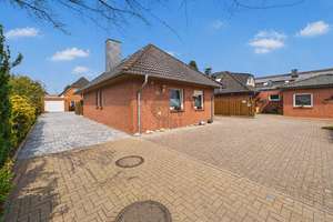 BUNGALOW IN RUHIGER LAGE MIT KAMIN, FUSSBODENHEIZUNG, MODERNEM BADEZIMMER UND ELEKTRISCHER GARAGE – Die vollständige Adresse der Immobilie erhältst du vom Anbieter., 26125 Ofenerdiek, Oldenburg (Oldenburg) – Vorschaubild 3