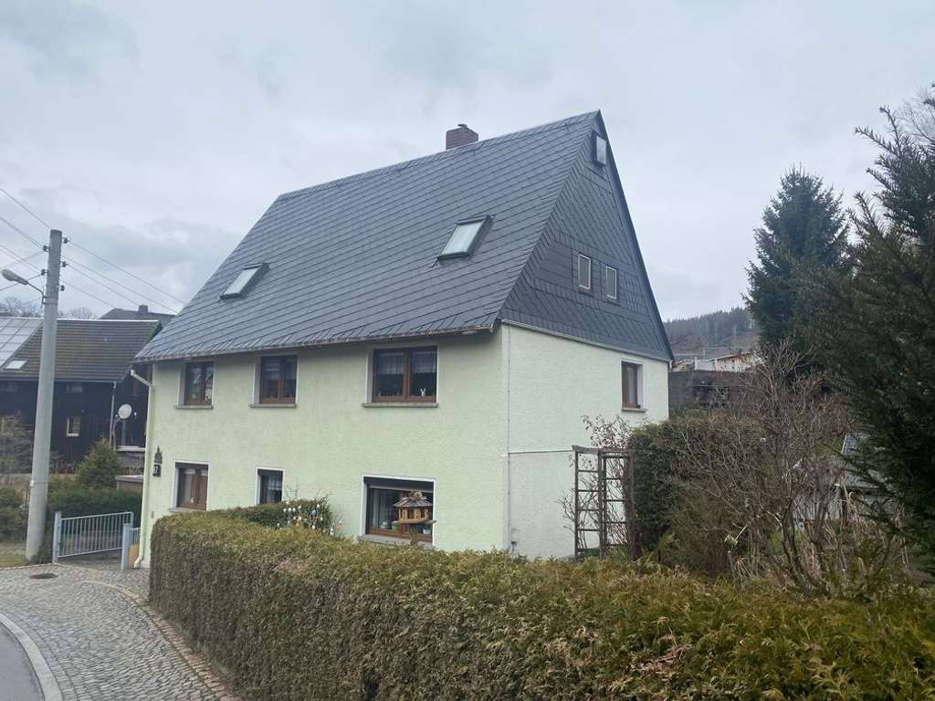 Immobilie in Grünhainichen - Einfamilienhaus mit Doppelgarage und schönem Garten - Bild 1