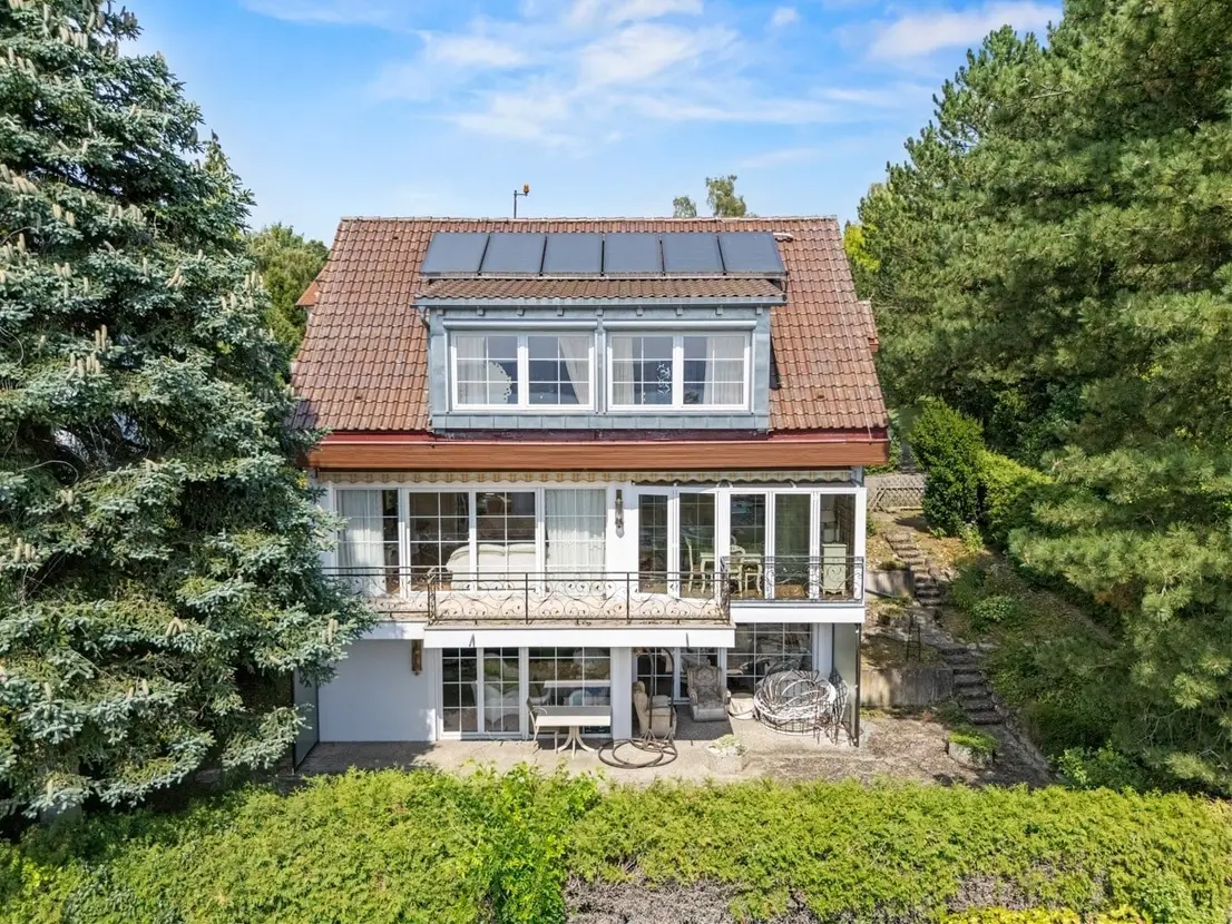 In beliebter, ruhiger Villenlage mit Seesicht - exklusives Wohnhaus mit Indoor-Schwimmbad