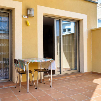 HAUS mit GARAGE, ZUM EINZIEHEN BEREIT, nur einen Steinwurf vom Jachthafen entfernt.