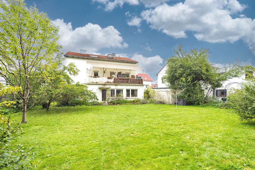 Immobilie in Gräfelfing - Ansprechendes Zweifamilienhaus mit Wintergarten und viel Platz im Grünen - Bild 1