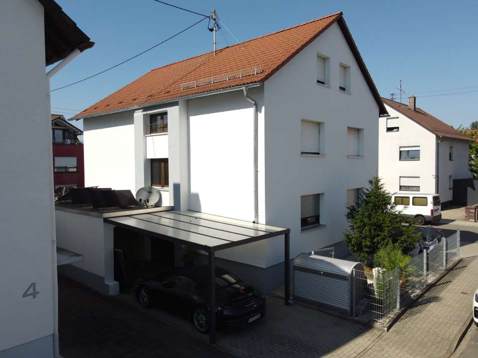 Hausansicht & Carport...