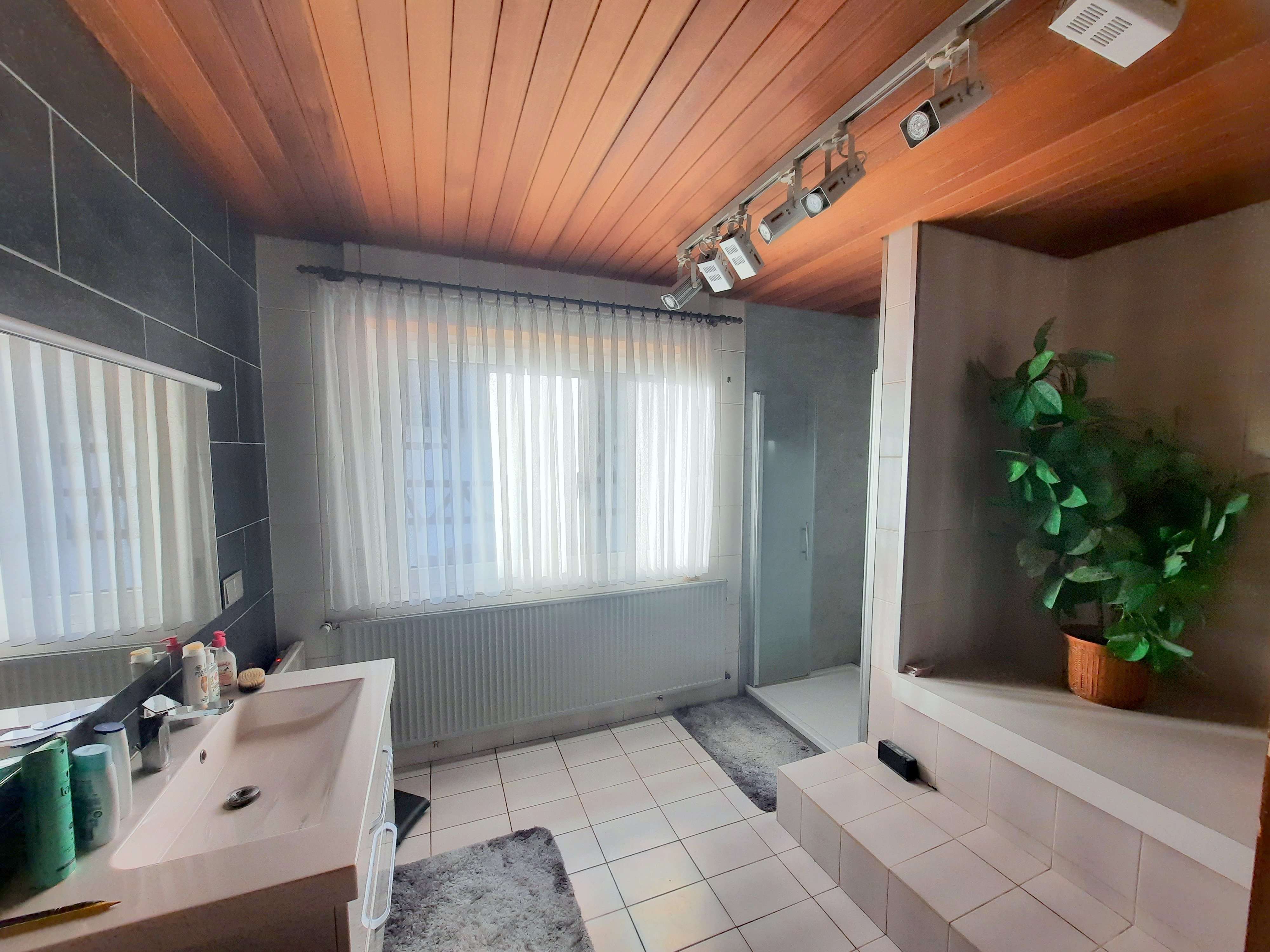 Immobilie in Wörth am Rhein - Großes Zweifamilienhaus mit tollem Gartengrundstück - Bild 1