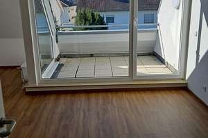 Helle 2-Zimmer-Dachgeschosswohnung mit Loggia & Tiefgarage