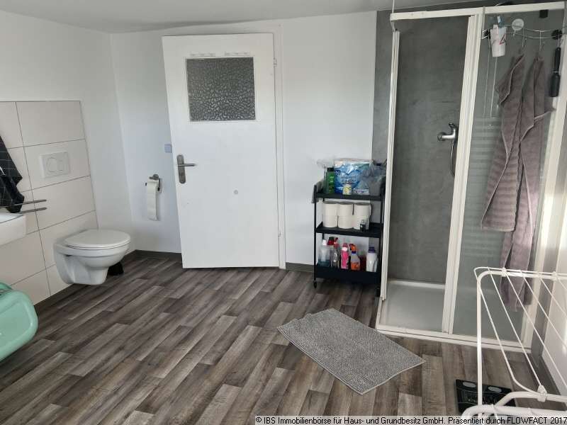 Immobilie in Schrozberg - Gepflegtes Wohnhaus mit 3 gemütlichesn Wohnungen, 2 Garagen und großem Garten - Bild 1