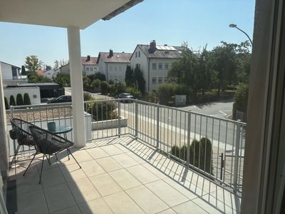 Moderne 3-Zimmer-Wohnung mit großem Balkon, Garage & Stellplatz in Obertraubling (Nähe Tesla)