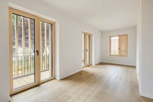 Bezugsfertig: Alpenblick inklusive – Großzügige 3-Zimmer Wohnung mit umlaufenden Balkon | KfW40 – Warngauerstraße 6a, 83666 Waakirchen – Vorschaubild 3