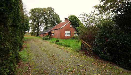 Bild von Sanierbedürftiges Fehnhaus in Kanallage mit Blick auf Wiesen und Felder!