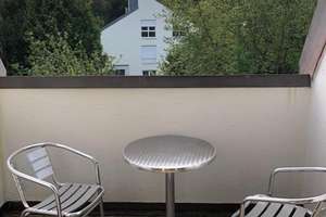 Zwei Zimmer direkt am Südpark Helle Dachgeschosswohnung mit Balkon in 6 Parteien-Haus – Breitbrunner Str. 24, 81379 Am Waldfriedhof, München – Vorschaubild 12