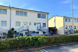 HORN IMMOBILIEN ++ Neubrandenburg Brodaer Höhe, renoviertes Reihenendhaus mit Keller und Carport – Neubrandenburg – Vorschaubild 1