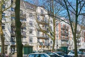 Familienfreundliche Altbauwohnung mit 4 Zimmern, Balkon und hochwertiger Ausstattung