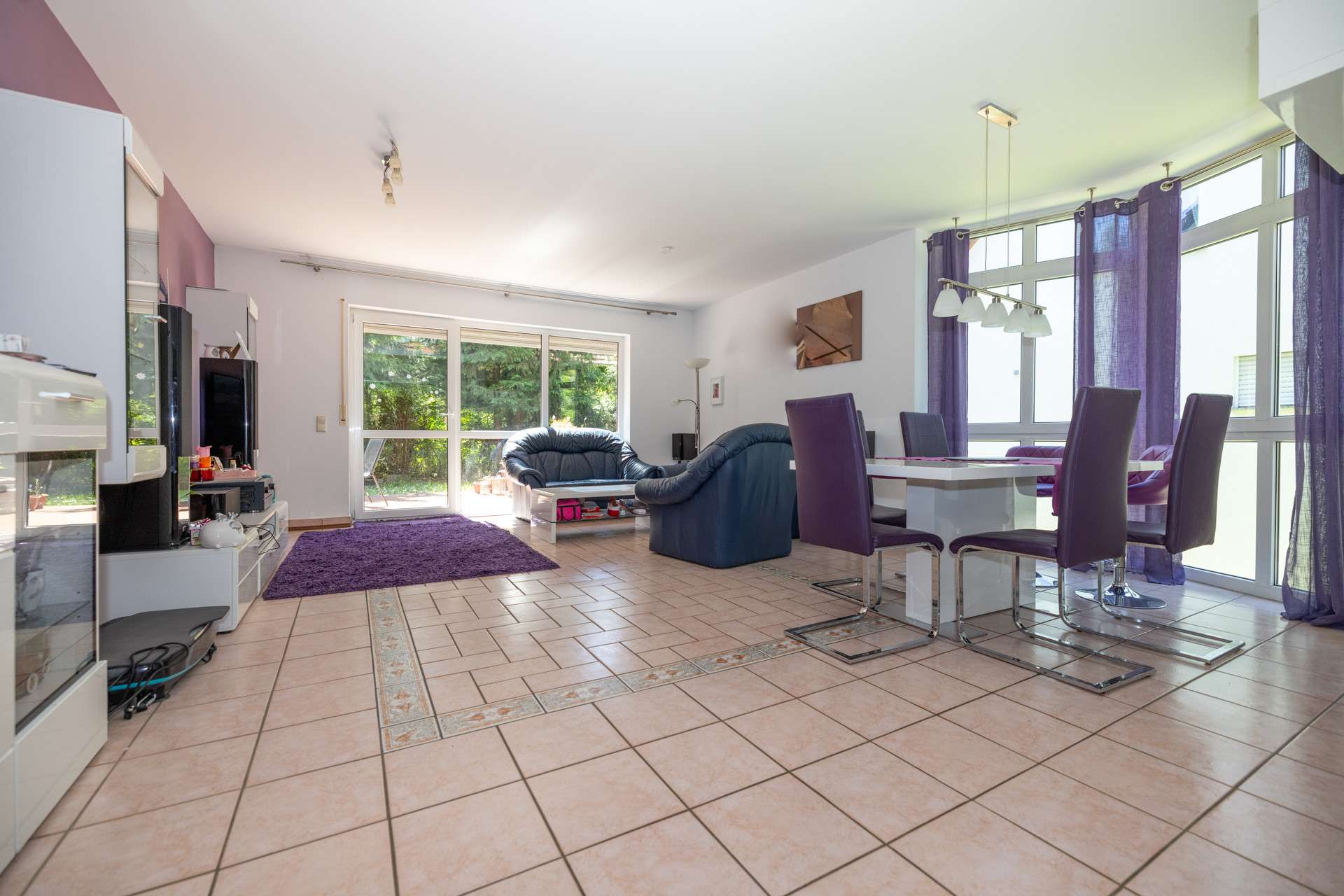 Immobilie in Niedereschach - Wohlfühlen auf allen Ebenen – modernes Zweifamilienhaus mit Garten und flexibler Nutzung - Bild 1