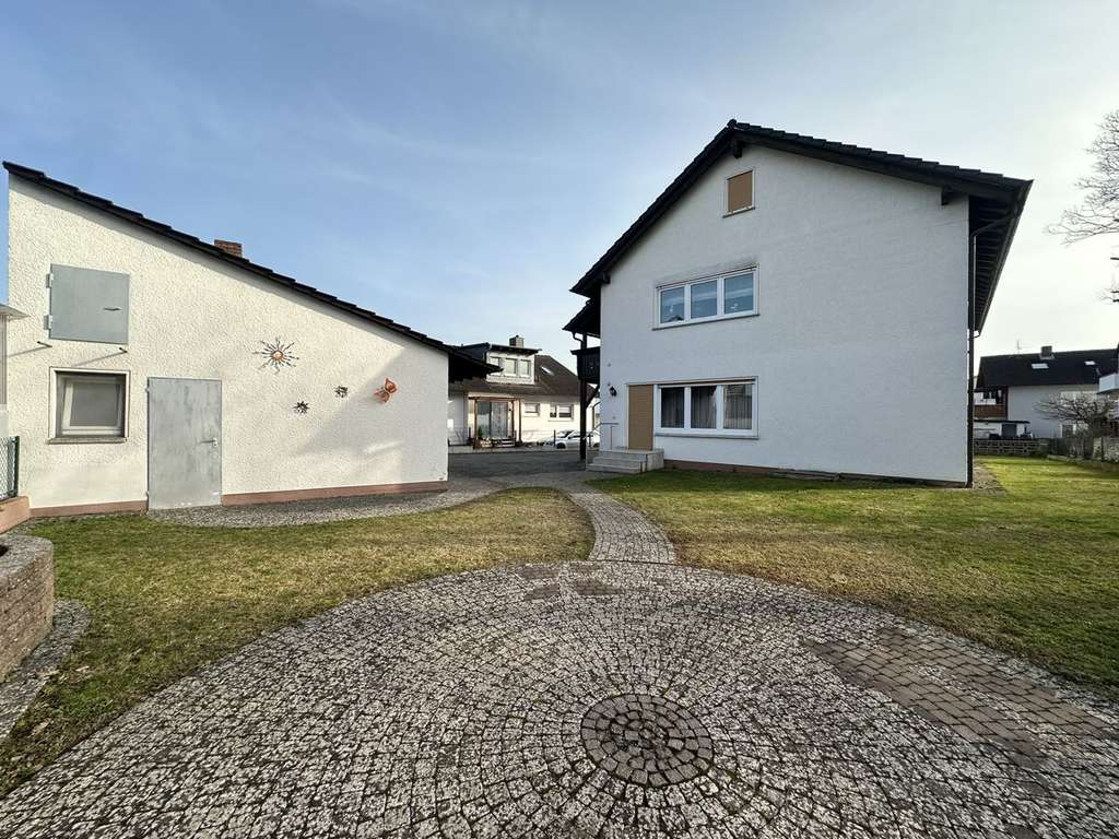 Immobilie in Großostheim - Attraktives Zweifamilienhaus mit großem Grundstück, Balkon und Doppelgarage - Bild 0