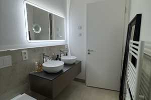 Lichtdurchflutete 3-Zimmer-DG-Wohnung mit großer Dachterrasse, Aufzug und hochwertiger Einbauküche – Nelkenstraße 24, 42283 Wuppertal – Vorschaubild 3