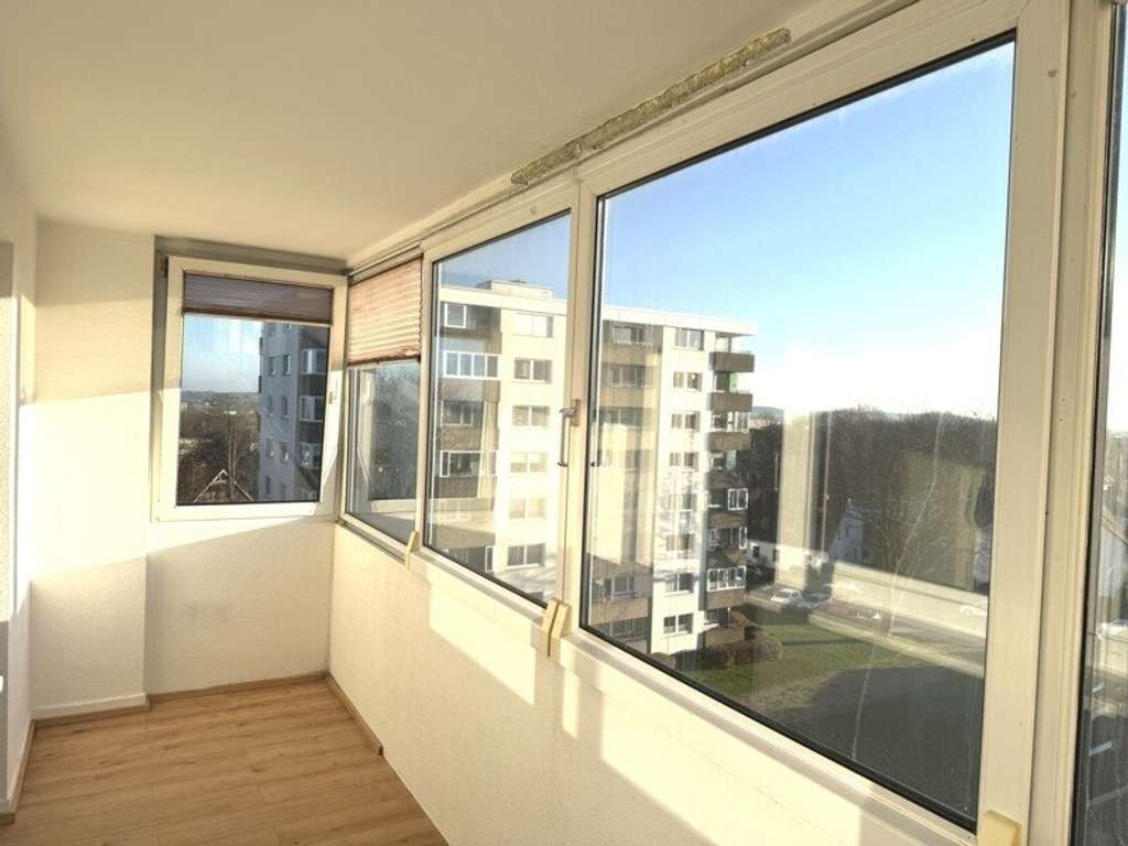 Immobilie in Barsinghausen - 2-ZIMMER-EIGENTUMSWOHNUNG in zentraler Lage mit verglasten Süd- Ostbalkon und schöner Aussicht  - Bild 4