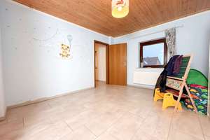 Zweifamilienhaus mit Potenzial – großzügiges Raumangebot und flexible Nutzung – Die vollständige Adresse der Immobilie erhältst du vom Anbieter., 91484 Sugenheim – Vorschaubild 8