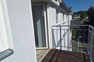 lichtdurchflutete 2 Raumwohnung mit Balkon im Dachgeschoss - großer Gemeinschaftsgarten inklusive – 9232 Hartmannsdorf – Vorschaubild 2