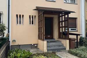 von privat: Reihenmittelhaus mit Garage in Schwaig