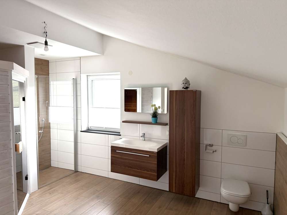 Immobilie in Mertesheim - Frische Luft, freier Blick, hoher Wohnkomfort = Lebensqualität! Modernes EFH m. ELW in Mertesheim! - Bild 2