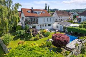Ansprechendes, großzügiges Zweifamilienhaus
mit gepflegtem Gartenparadies – Die vollständige Adresse der Immobilie erhältst du vom Anbieter., 88682 Salem – Vorschaubild 2