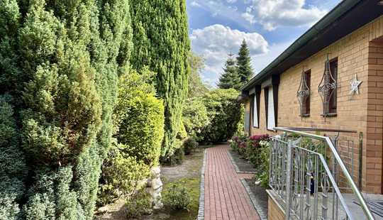 Bild von Großzügiges Einfamilienhaus mit Doppelgarage und schönem Garten