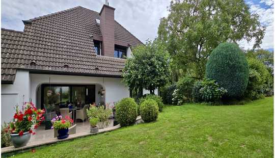 Bild von Familientraum mit Stil: Großzügiges Einfamilienhaus mit Kamin, Loggia & Garten