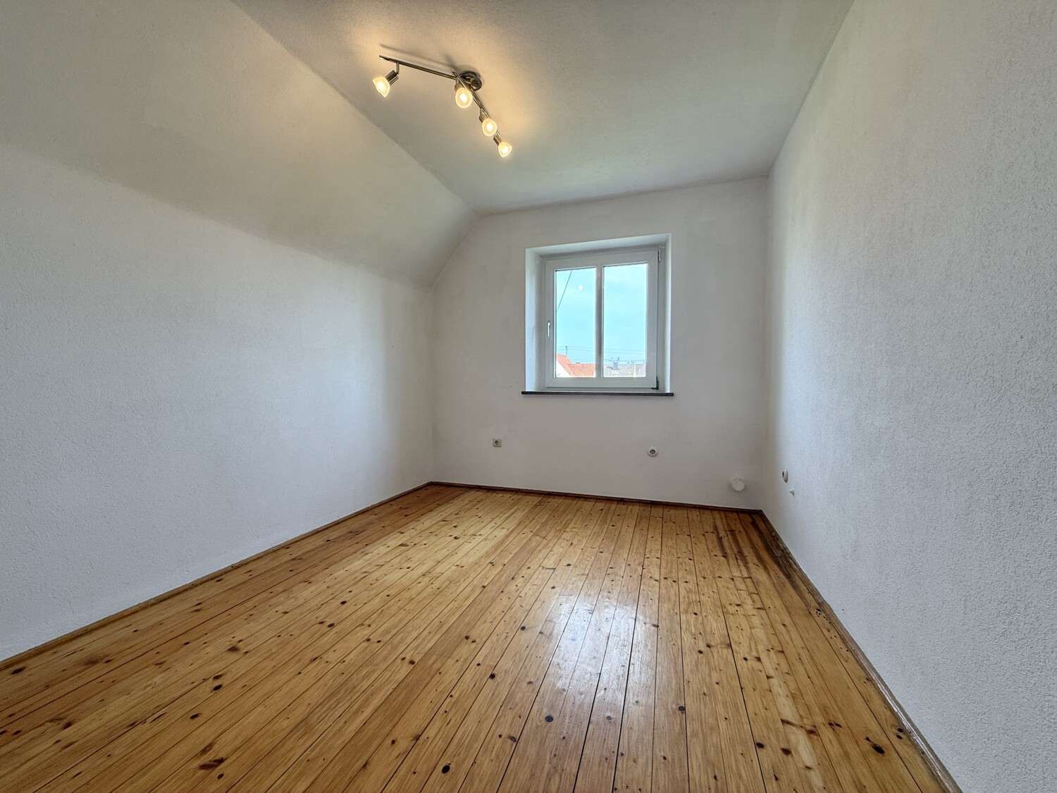 Immobilie in Tapfheim - Gepflegtes und charmantes Einfamilienhaus mit weitläufigem Garten - Bild 2