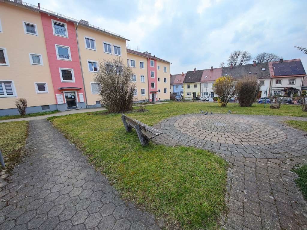 Immobilie in Kempten (Allgäu) - Renovierungsbedürftige 3-Zimmer Wohnung mit Balkon in Kempten (Allgäu) - Engelhalde - Bild 1