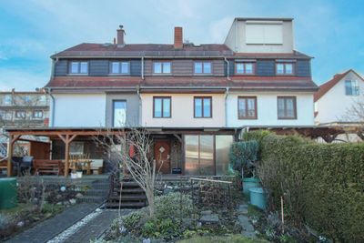 Renovierungsbedürftiges Reihenmittelhaus mit Terrasse und Stellplatz – 5 Zimmer auf ca. 70 m²