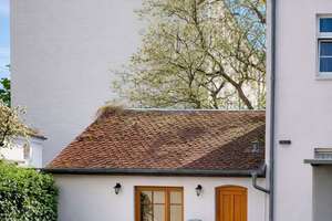 Einzigartiges Remisen-Juwel am Babelsberger Park – Aufstockung, Sanierung und Gartenhof-Idylle