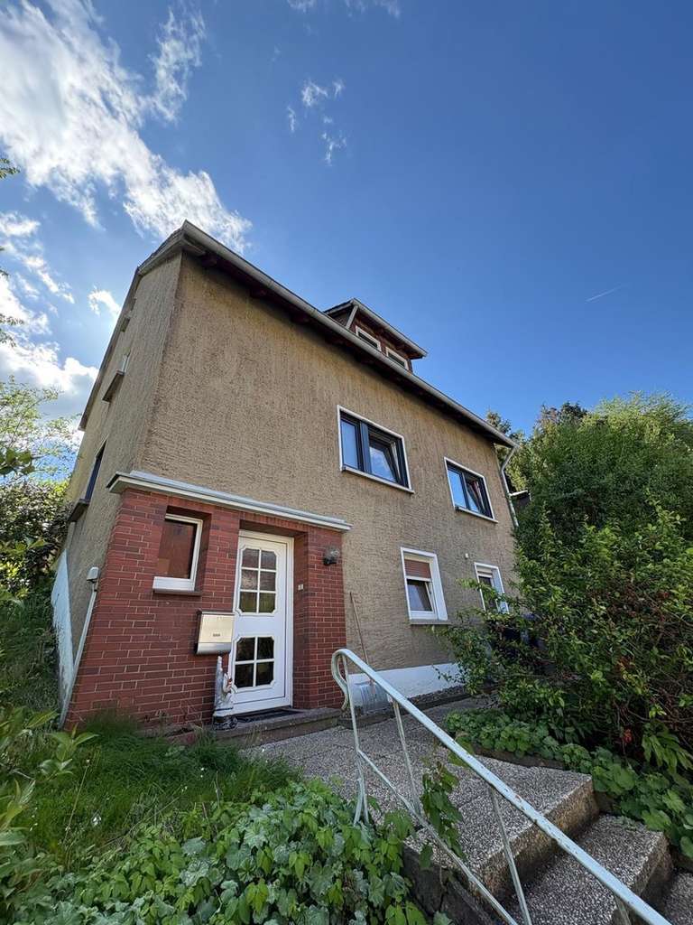 Immobilie in Porta Westfalica - Attraktives Zweifamilienhaus mit Potenzial in zentraler Lage von Hausberge - Renovierungsbedürftig - Bild 1