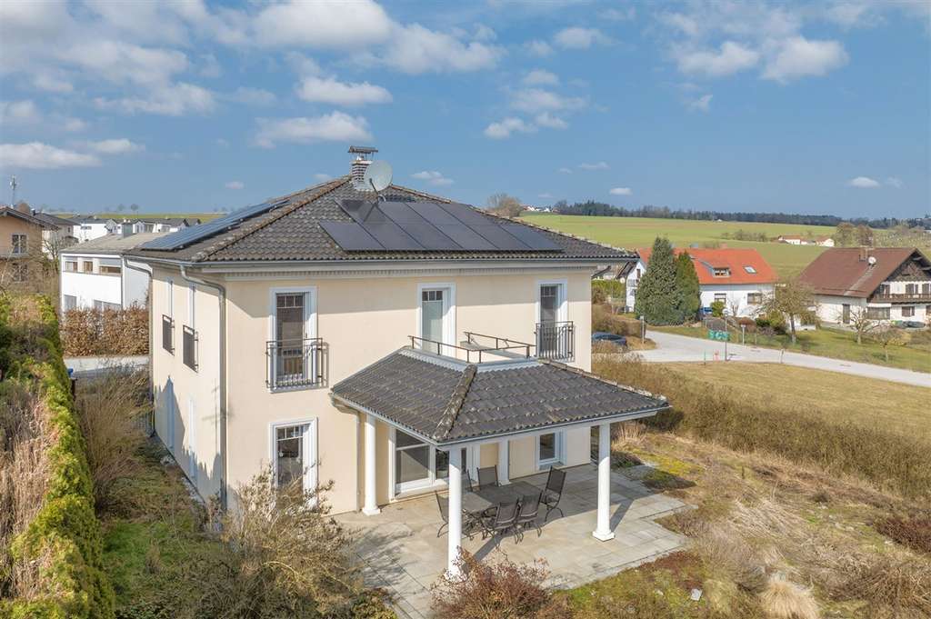 Immobilie in Fürstenzell - Energieeffizienz A+: Attraktives Toskana-Haus auf sonnigem Grund - Bild 2