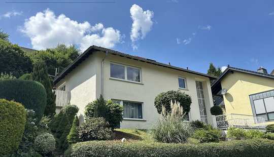 Bild von Schönes Einfamilienhaus mit Garten und Garage in idyllischer Wohnlage von Eppstein / Ehlhalten