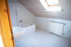 Frisch renovierte Dachwohnung mit offenem Layout im 2. OG – Maienbergstraße 24, 86424 Augsburg (Kreis) – Vorschaubild 10