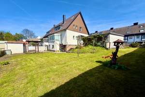 Familien aufgepasst! Gepflegtes Zweifamilienhaus mit zwei Garagen und sonnigem Garten in Dortmund.