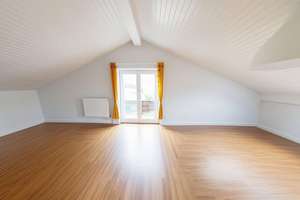 Zentral und dennoch ruhig / Dachgeschosswohnung mit Balkon in Prien am Chiemsee – Die vollständige Adresse der Immobilie erhältst du vom Anbieter., 83209 Prien am Chiemsee – Vorschaubild 2