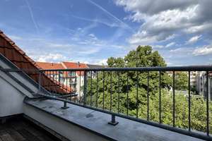 Schöne helle 2 Zimmer Wohnung im Dachgeschoss
