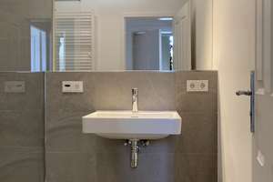 FRIEDRICHSHAIN | renovierte 1-Zimmer Wohnung mit Einbauküche, Fischgrätparkett, Stuck | ALTBAU – Die vollständige Adresse der Immobilie erhältst du vom Anbieter., 10249 Friedrichshain, Berlin – Vorschaubild 4