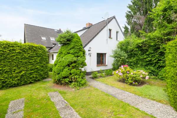 Doppelhaushälfte mit Kamin und gepflegtem Garten in gefragter Lage von Britz