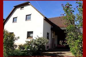 ZWEIFAMILIENHAUS MIT GARAGE UND GROSSER SCHEUNE-IDEAL GEEIGNET FÜR BAUTRÄGER – ATTRAKTIVER STANDORT